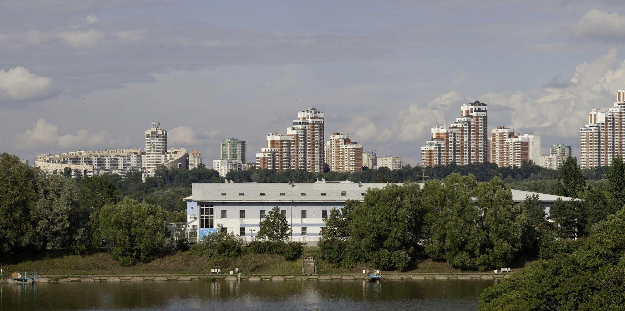 Гостиница в крылатском. Отель Вояж парк Москва Крылатское. Крылатское парк. Гостиница Крылатское Москва. Гостиница в Крылатском Вояж.